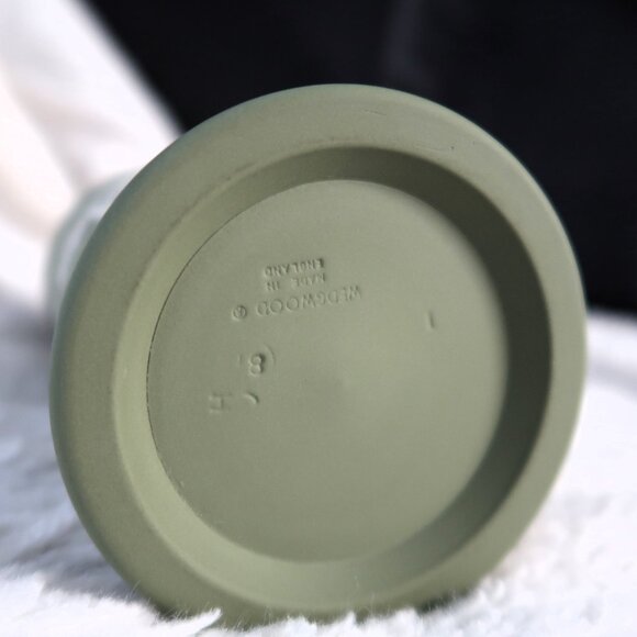 Marked Wedgwood England 8 Jasperware Spill Vase in Sage Green with White Relief - Picture 9 of 10